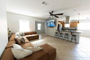 sala de estar con sofá y cocina en Relaxing 5-Bedroom Villa with Outdoor Oasis, en Bay Saint Louis