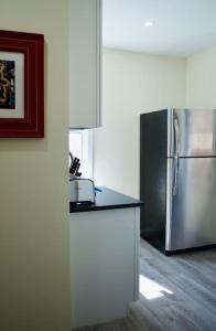 uma cozinha com um frigorífico de aço inoxidável num quarto em LUXE Private & Modern Close to New York City em New Rochelle