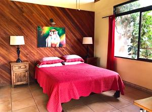 1 dormitorio con 1 cama con manta rosa en Eden Atenas Costa Rica, en Atenas