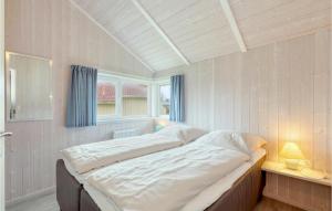 シェーンハーゲンにあるStrandblick 8の窓付きの客室の大型ベッド1台分です。