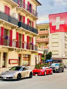 3 voitures garées devant un bâtiment dans l'établissement Today Appartement, à Chippis