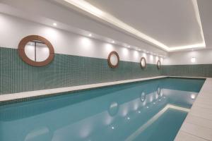 uma piscina com espelhos na parede em Adina Apartment Hotel Coogee Sydney em Sydney