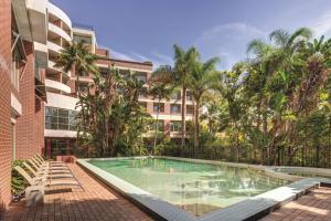 una piscina frente a un edificio en Adina Apartment Hotel Sydney Surry Hills, en Sídney