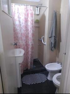 馬德普拉塔的住宿－Cielo azúl，一间带卫生间和淋浴帘的浴室