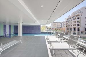 The swimming pool at or close to Adina Apartment Hotel Wollongong