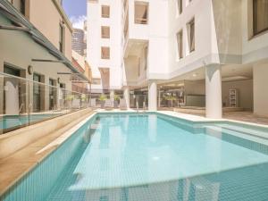 雪梨的住宿－悉尼岩石區龍都酒店，一座建筑物中央的游泳池