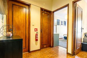 einen Flur mit einer Tür, die zu einem Zimmer führt in der Unterkunft Porto Central Home in Porto