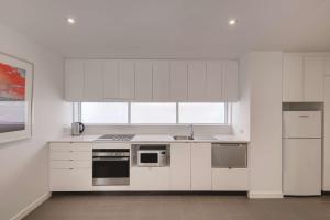 Una cocina o cocineta en Travelodge Hotel Melbourne Docklands