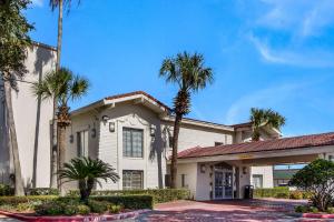 a building with palm trees in front of it at Studio 6 Baytown, Tx - Garth Road in Baytown