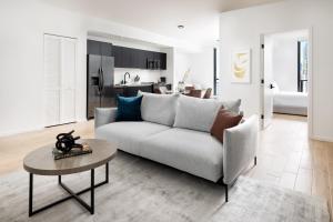 uma sala de estar com um sofá e uma mesa em The Elser Hotel Miami - An All-Suite Hotel em Miami