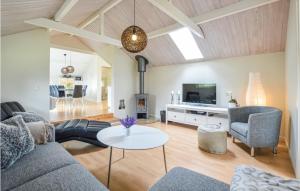 uma sala de estar com um sofá e uma mesa em Lovely Home In Slagelse With House Sea View em Slagelse