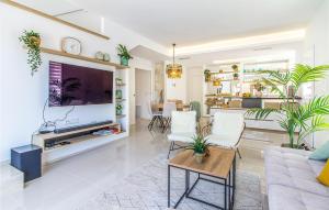 sala de estar con sofá y TV en Amazing Home In Los Alczares With Outdoor Swimming Pool, en Los Alcázares
