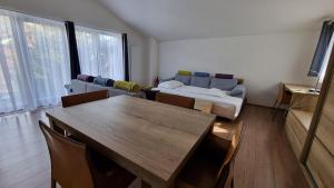 een woonkamer met een tafel en een bank bij Appartement Franco in Maria Alm am Steinernen Meer