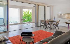 salon z kanapą i stołem w obiekcie Gorgeous Apartment In Ajaccio w Ajaccio