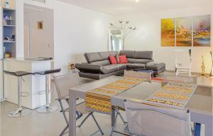 salon z kanapą, stołem i krzesłami w obiekcie Gorgeous Apartment In Ajaccio w Ajaccio