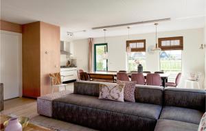 - un salon avec un canapé et une salle à manger dans l'établissement Pet Friendly Home In Vlagtwedde With Jacuzzi, à Vlagtwedde