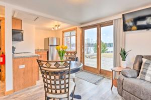 uma cozinha e sala de estar com mesa e cadeiras em Waterfront Castle Rock Lake Cabin with Deck and Grill em Friendship