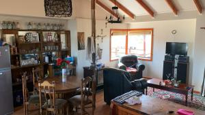 ein Wohnzimmer mit einem Tisch und einer Küche in der Unterkunft Casa en Quillon 