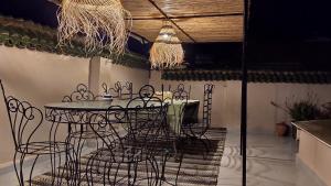 uma sala de jantar com uma mesa e cadeiras e um tecto em Riad Dar Alma Fes em Fez