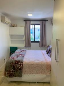 a bedroom with a bed and a window at Flat Romântico à Beira Lago M 401 in Brasilia +19 photos