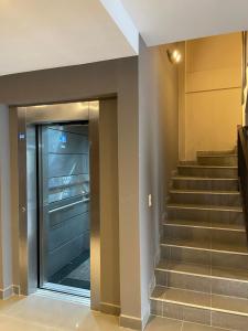 una escalera en un edificio con puerta de cristal en Departamento Villa Mercedes San Luis FUCO 3 en Villa Mercedes
