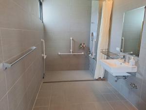 La salle de bains est pourvue d'un lavabo et d'une douche. dans l'établissement Really good home, à Taïtung