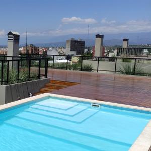 una piscina en la azotea de un edificio en Dean Funes Apart Salta en Salta