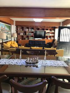タスコ・デ・アラルコンにあるCasa Vista hermosa de taxcoのリビングルーム(テーブル、ソファ付)