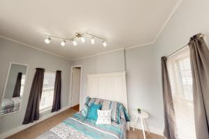 um quarto com uma cama e duas janelas em Upper Corbel House em Bucksport