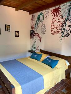 Un dormitorio con una cama con almohadas azules. en Kayena Hostel, en Santa Marta