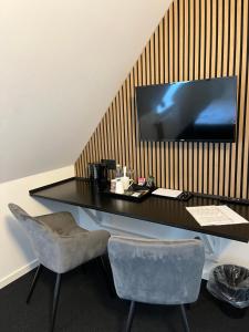 TV a/nebo společenská místnost v ubytování VISIONHOUSE Hotel