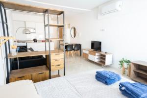 a bedroom with a bed and a desk and a room at Alucinante studio! Centrico Moderno con balcon, apto 3 personas 71 in Buenos Aires