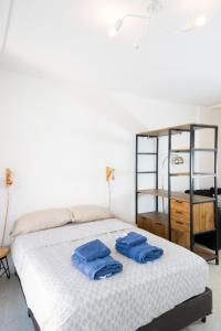 sypialnia z łóżkiem z dwoma niebieskimi ręcznikami w obiekcie Alucinante studio! Centrico Moderno con balcon, apto 3 personas 71 w BuenosAires