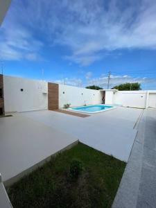 um edifício com duas piscinas num quintal em CASA K em Barra de São Miguel
