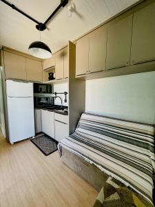 Una pequeña cocina con una cama en una habitación en Container com clima de montanha!, en Siderópolis