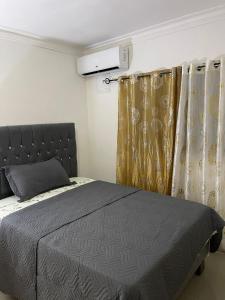 מיטה או מיטות בחדר ב-First floor Elegant apartment with POOL