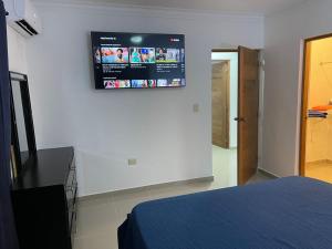 TV o dispositivi per l'intrattenimento presso First floor Elegant apartment with POOL