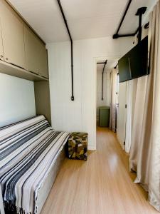 een slaapkamer met een bed in een kamer bij Container com clima de montanha! in Siderópolis