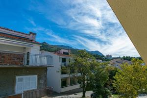 vom Balkon eines Gebäudes mit Bergblick im Hintergrund in der Unterkunft Apartments by the sea Tucepi, Makarska - 19857 in Tučepi