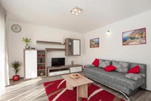 - un salon avec un canapé et une table dans l'établissement Apartments with a swimming pool Kastel Luksic, Kastela - 20582, à Kaštela