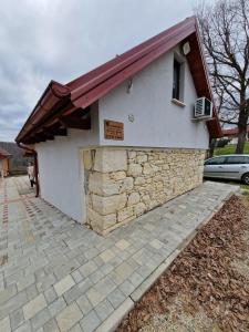 une maison avec un mur en pierre à côté d'une allée. dans l'établissement Holiday house with a parking space Sveti Ivan Zelina, Prigorje - 20725, à Sveti Ivan Zelina