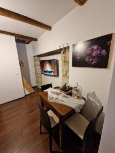 - une salle à manger avec une table et des chaises en bois dans l'établissement Holiday house with a parking space Sveti Ivan Zelina, Prigorje - 20725, à Sveti Ivan Zelina