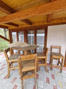 Une table et des chaises en bois sont disponibles sur la terrasse. dans l'établissement Holiday house with a parking space Sveti Ivan Zelina, Prigorje - 20725, à Sveti Ivan Zelina