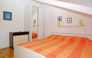 um quarto com uma cama, uma cómoda e um espelho em Apartments by the sea Brna, Korcula - 20827 em Smokvica