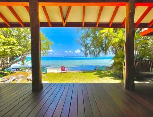 eine offene Veranda mit Blick auf den Strand in der Unterkunft Turia's Beach Villa in Moorea