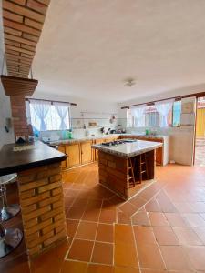 萊瓦鎮的住宿－El Oasis de la villa，中间有一个岛的大厨房