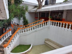 una escalera con una barandilla naranja frente a un edificio en Palmas, en Cuernavaca