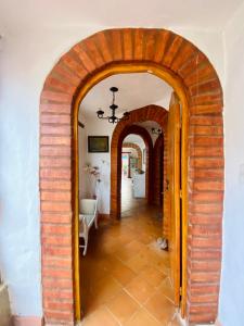 萊瓦鎮的住宿－El Oasis de la villa，房屋内带拱门的走廊