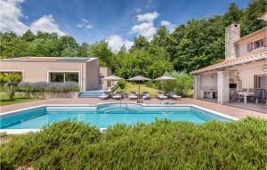 una piscina en un patio trasero con una casa en Stunning Home In Snasici With Sauna, en Mali Turini