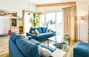 - un salon avec un canapé bleu et une table dans l'établissement Maroma Mistral, à Kamperland